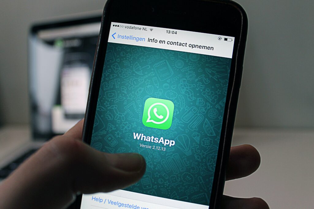 Conversaciones de WhatsApp en el Trabajo: Límites y Consecuencias
